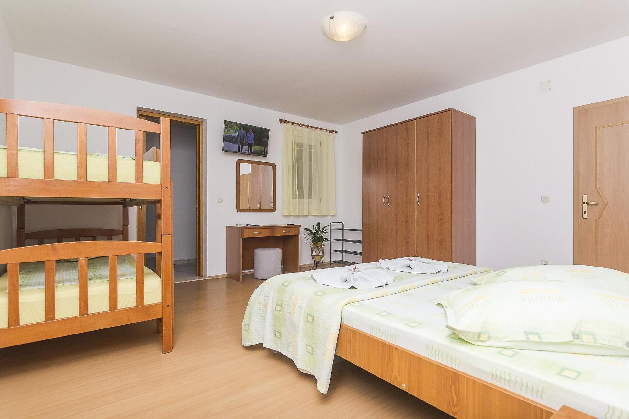 Apartments With A Parking Space Brela, Makarska - 11687 객실 사진